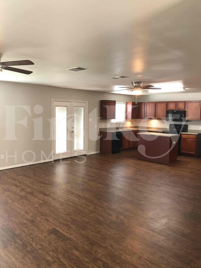 Building Photo - 10631 S Shaenridge