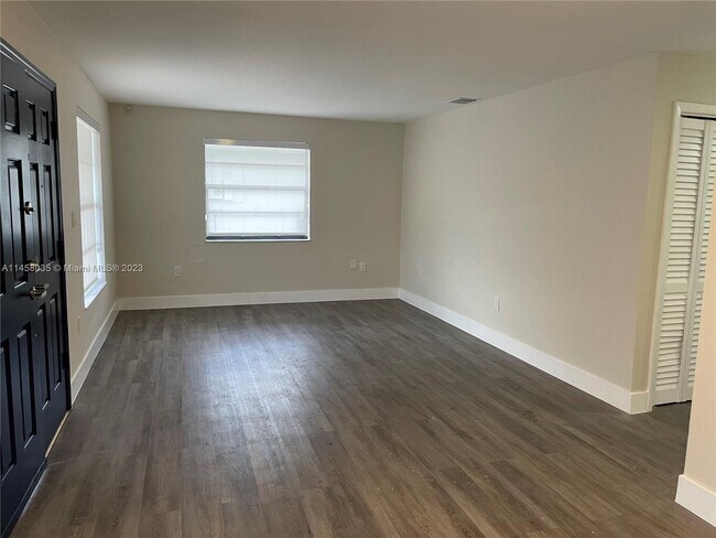 Foto del edificio - 2460 SW 16th St