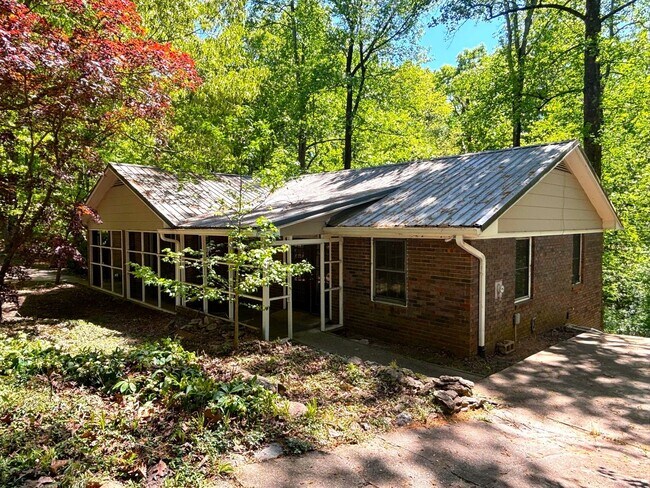 Foto del edificio - Private Wooded Retreat in Gainesville | 3 Bed | 2 Bath | Unfinished Basement