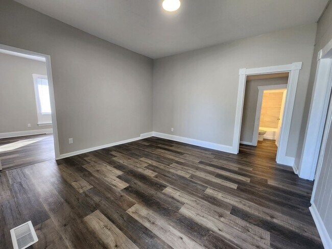Building Photo - Spacious 3-Bedroom, 1-Bathroom Home AVAILA...