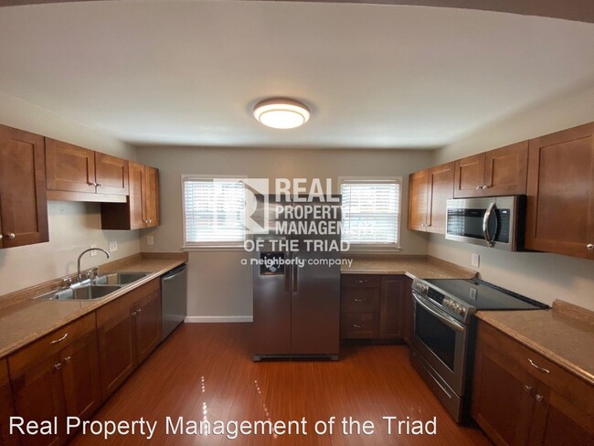 Foto del edificio - 3 br, 3 bath House - 3217-B Regents Park Lane