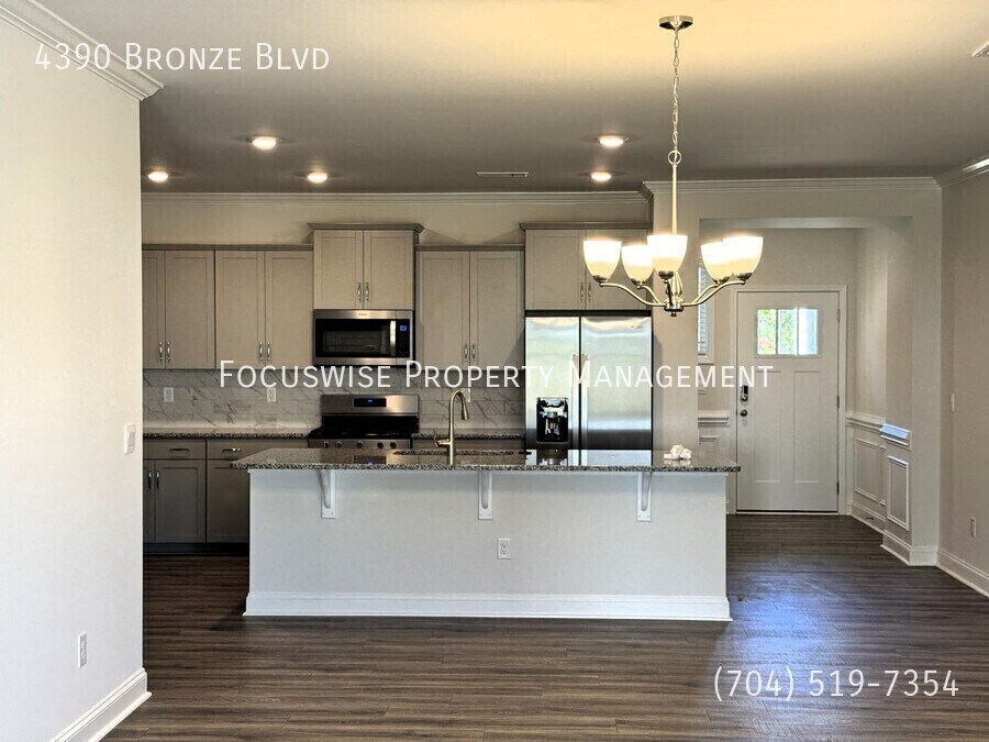 Foto principal - 4390 Bronze Blvd