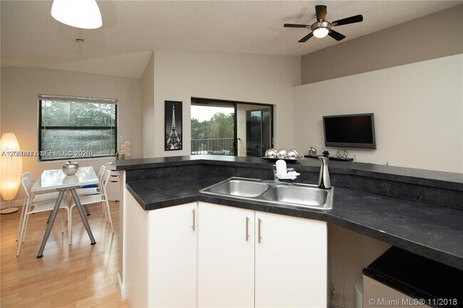 Building Photo - 9999 Summerbreeze Dr