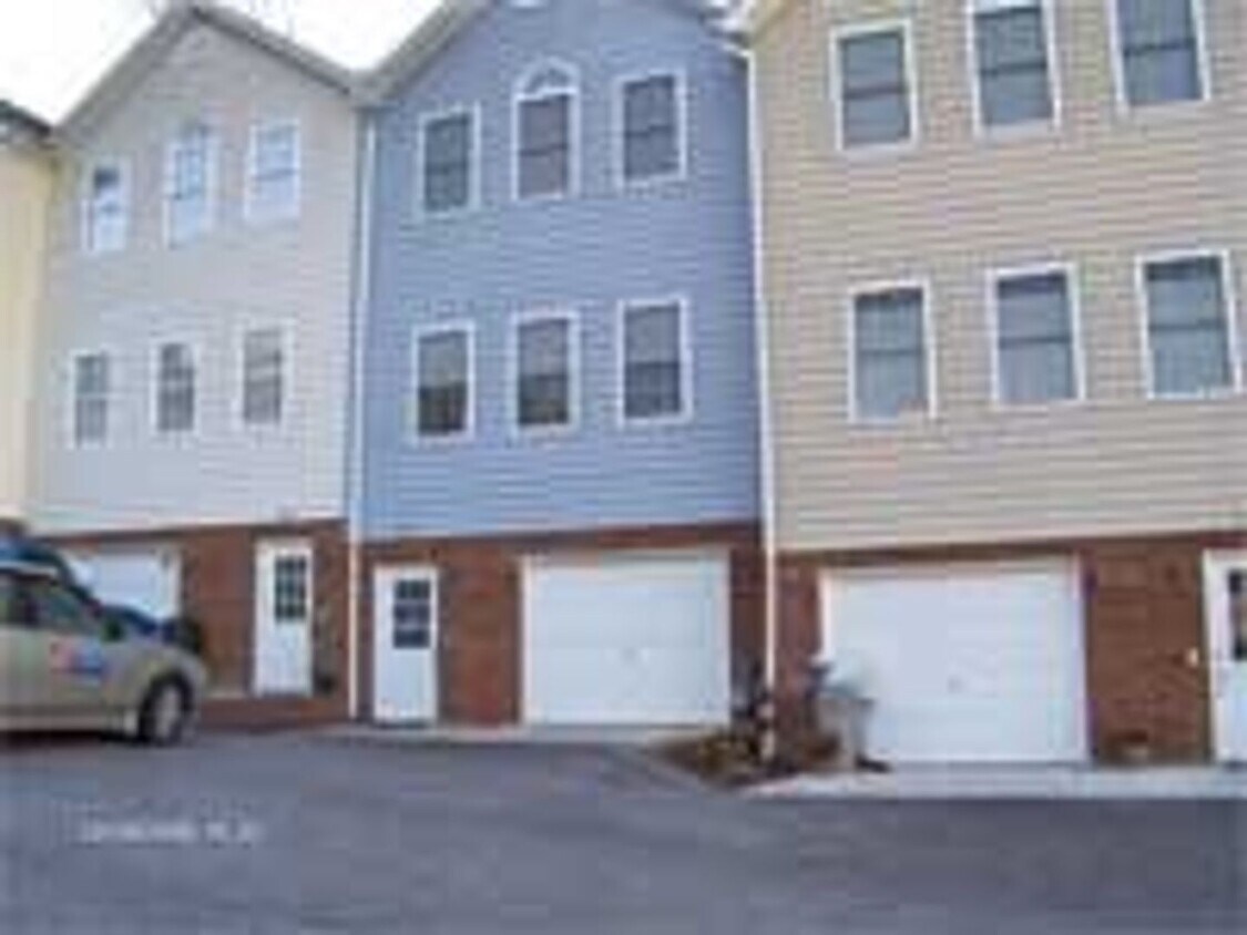 Foto principal - 2 Bedroom 2.5 Bath Townhouse with 1 car ga...