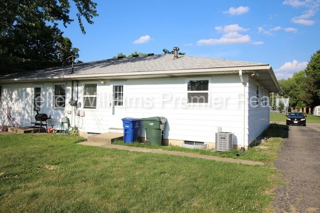 Building Photo - 3973 Far Hills Dr