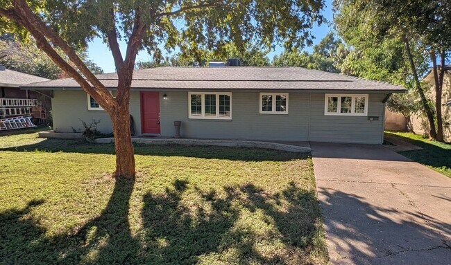 Foto del edificio - 3 Bedroom Home in the Hudson Manor Community Near S McClintok Dr and E Apache Blvd!