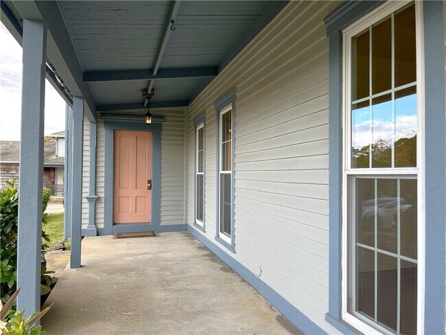 Building Photo - 44 Phillips St