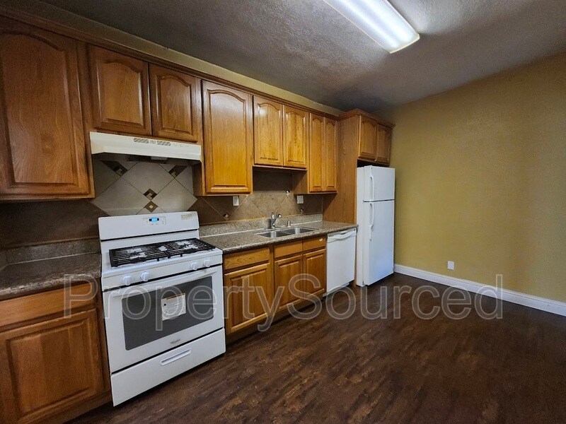 Primary Photo - 139 W Yosemite Ave