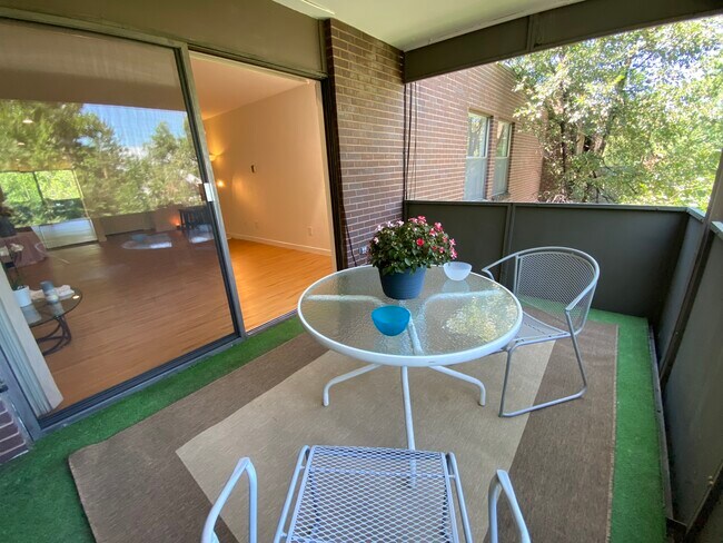 Balcón privado en la copa de un árbol - 2227 Canyon Blvd