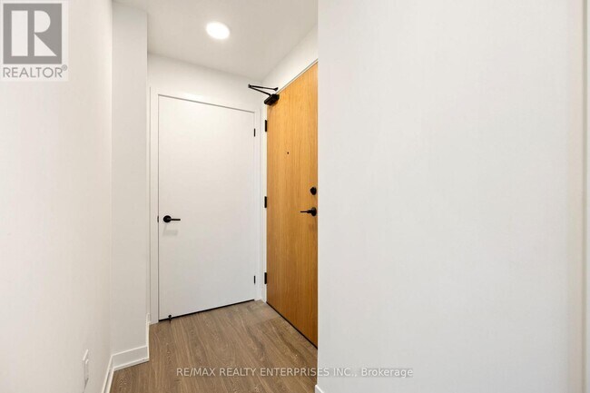 Photo du bâtiment - 2495 Eglinton Ave W