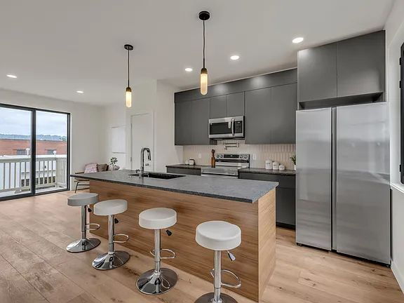 Foto del edificio - Modern Luxury Meets Everyday Comfort | 2025-Built 2BR Townhome | Near Southside Living