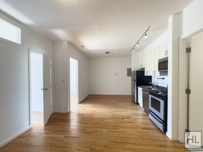 Foto del edificio - Spacious Sunlit 2-Bed 1-Bath / Great Bushw...