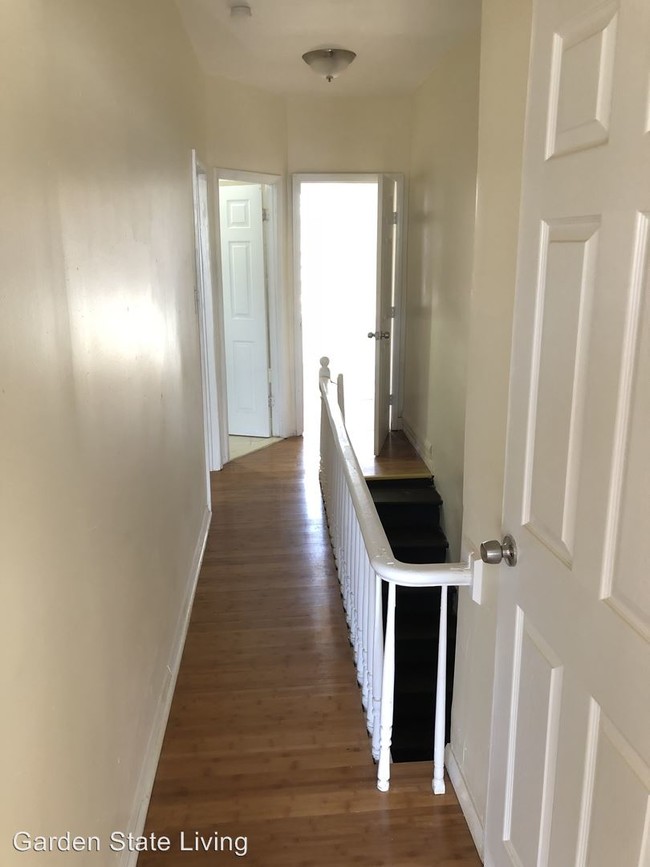 Building Photo - 4 br, 1 bath House - 261 S 10th St