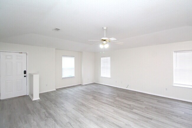 Foto del edificio - Updated 3BR/2BA Home with 2-Car Garage, Brand New LVP Flooring, Fresh Paint, Open Living Spaces &...