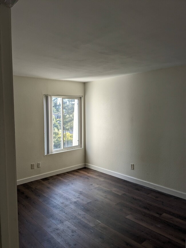 Building Photo - 7500 Parkway Dr