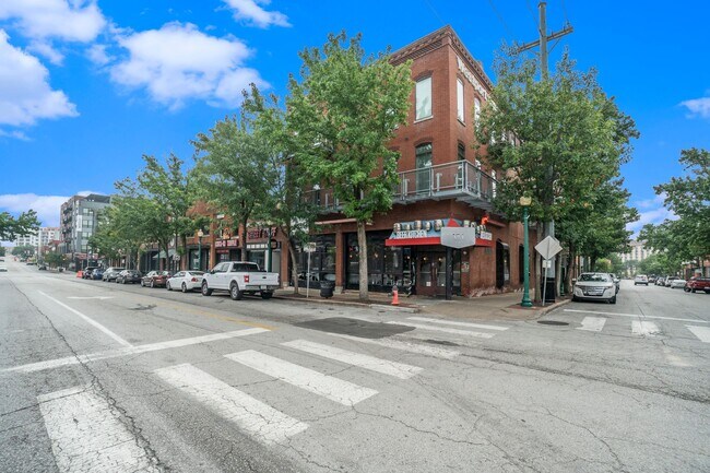 Foto del edificio - Modern 1 Bedroom, 1 Bath Apartment Home  Located In Historic Westport