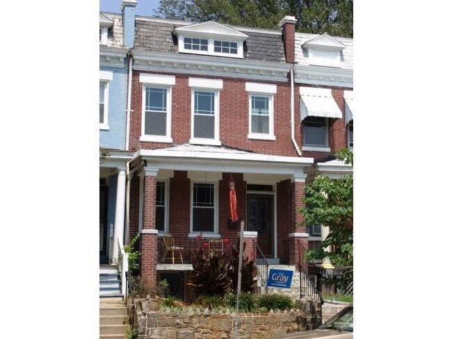 Building Photo - 1308 C St NE