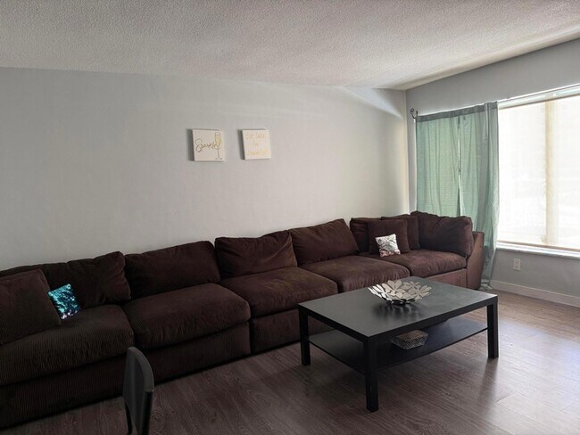 Foto del edificio - 1110 N Riverside Dr