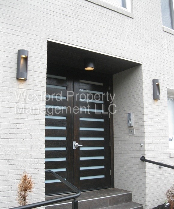 Building Photo - 1636 Lyman Pl NE