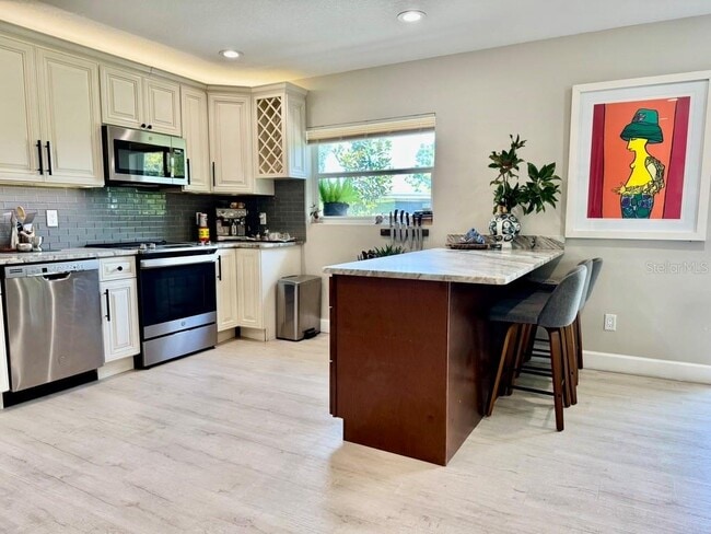 Foto del edificio - 1815 Barker Dr