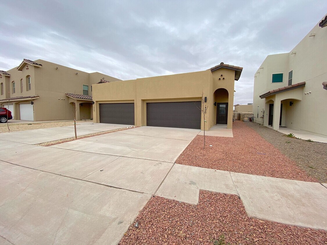 800 TS Daniel Cadena Dr Unit A, Socorro, TX 79927 Room for Rent in