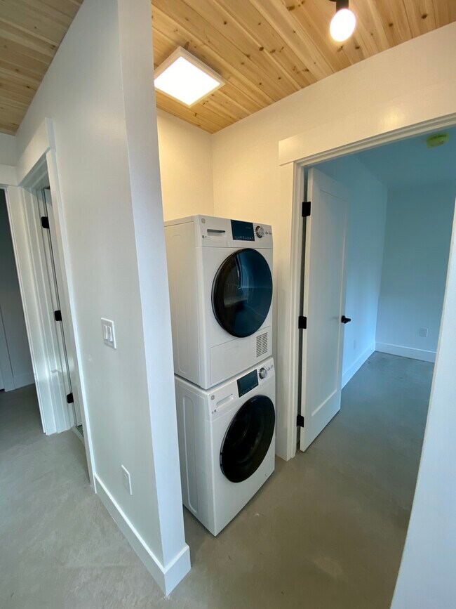 Building Photo - 4408 Thackeray Pl NE