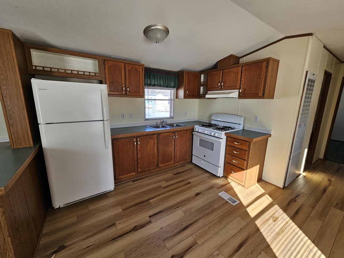 Primary Photo - 6 Maple Ln