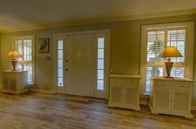 Foto del edificio - Executive Lakefront Retreat with Private P...
