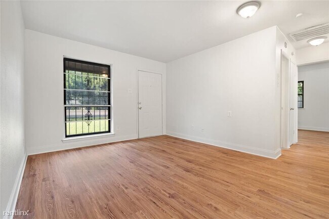 Building Photo - 3 br, 1 bath House - 710 W Camp Wisdom Road