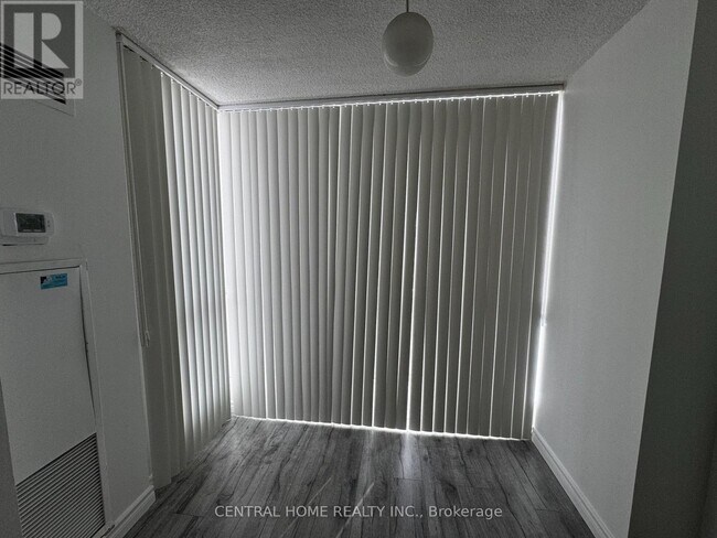 Photo du bâtiment - 2550-2550 Lawrence Ave E