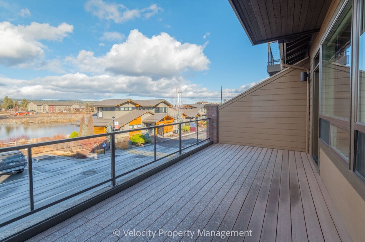 Primary Photo - Immaculate Home in The Old Mill - Across f...