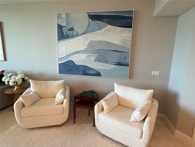 Foto del edificio - 15051 Royal Oaks Ln