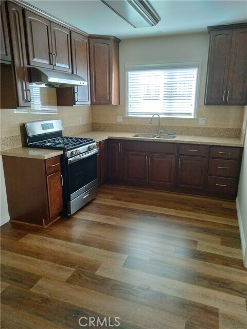 Foto del edificio - 2704 W Grand Ave