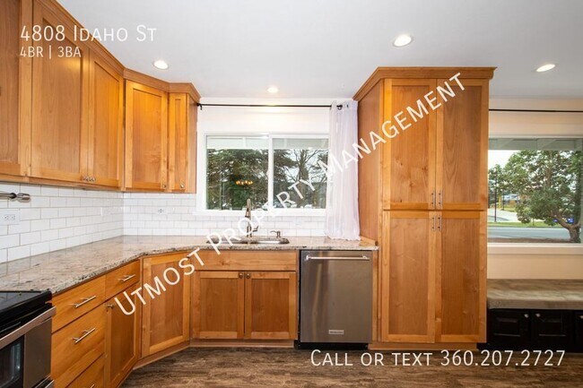 Building Photo - Newly Renovated 4BD on Half Acre Lot