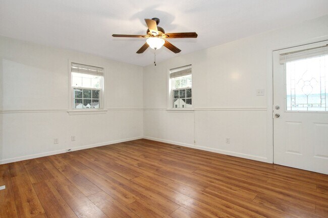 Foto del edificio - Well-Maintained Home with Spacious Yard and Screened Porch