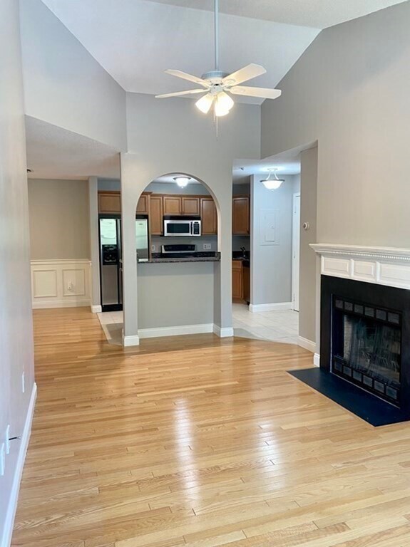 Building Photo - 1000 Spring Valley Dr