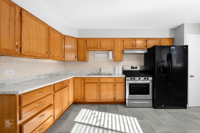 Building Photo - 9421 Meadow Ln