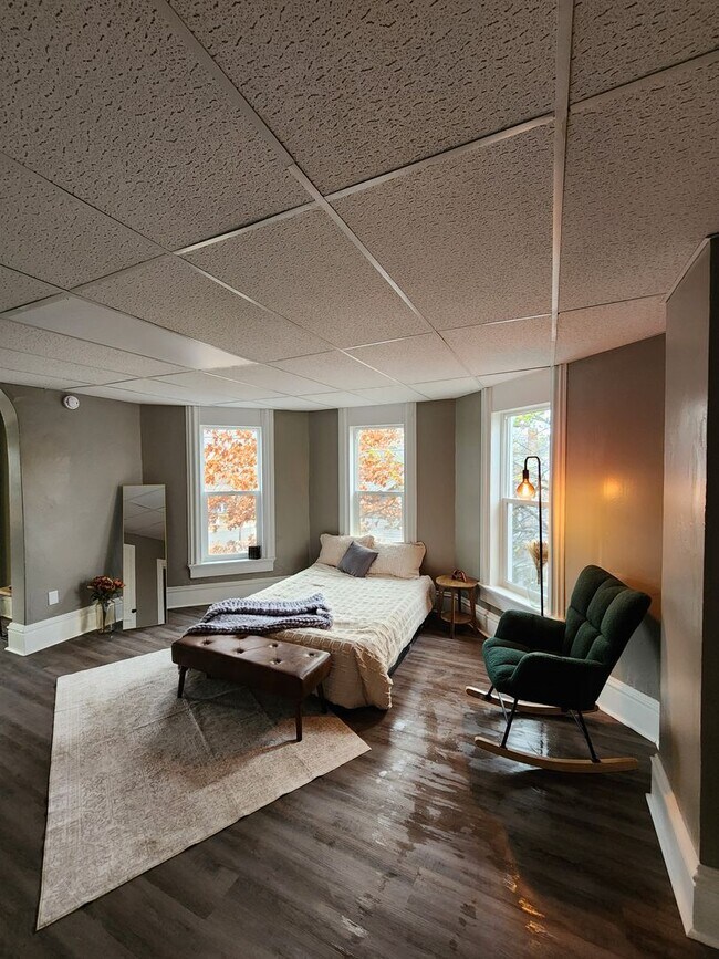 Foto del edificio - Large one bedroom one bath upstairs apartment