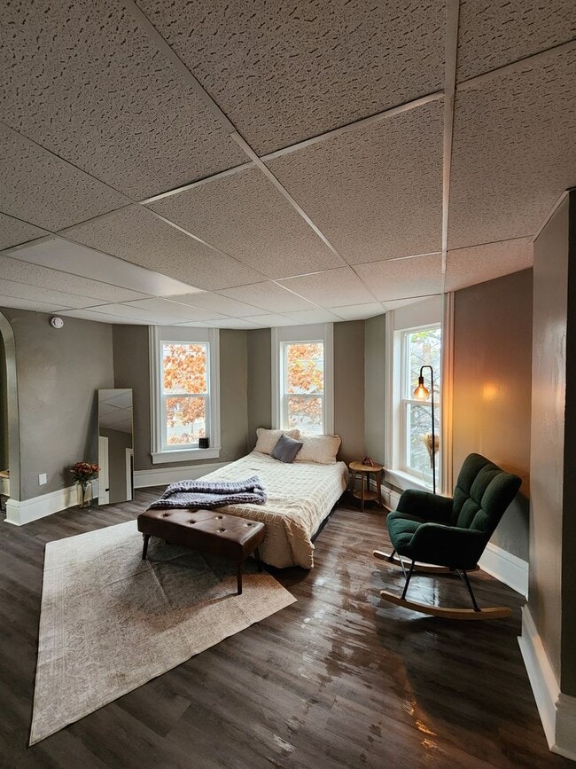 Building Photo - Large one bedroom one bath upstairs apartment