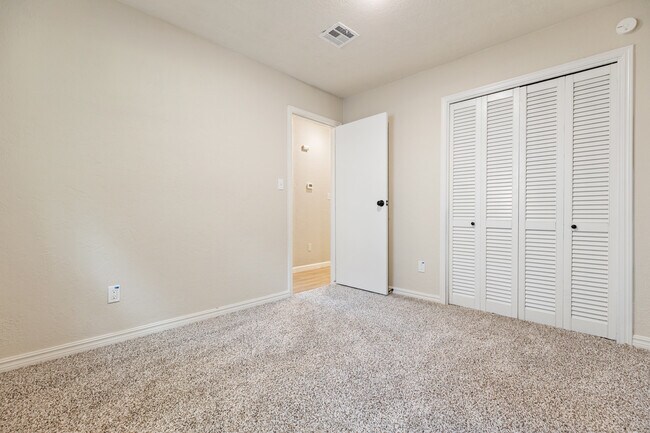 Building Photo - 3325 Del Rancho Rd