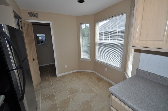Building Photo - Residences at Sabal Point: 3 bed/2 bath - 3rd floor unit