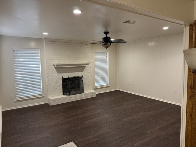 Building Photo - 905 Bluebird Dr