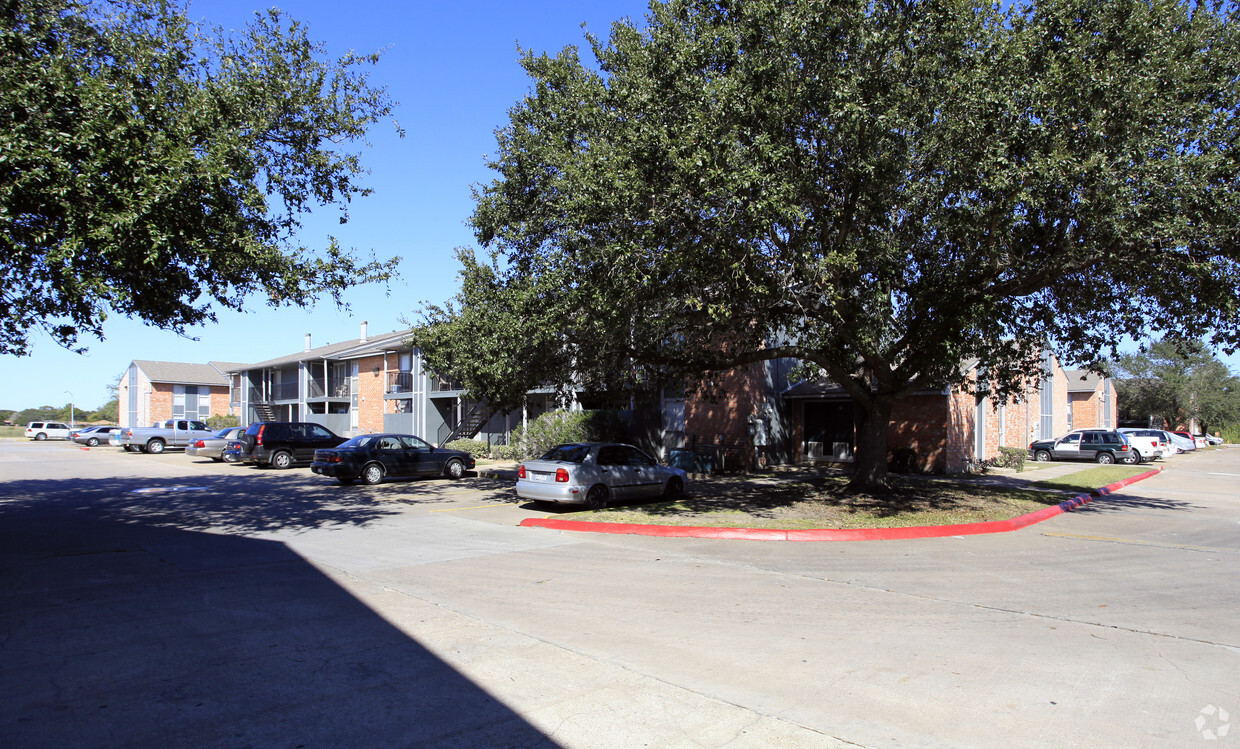 Building Photo - Villa Main Apartments