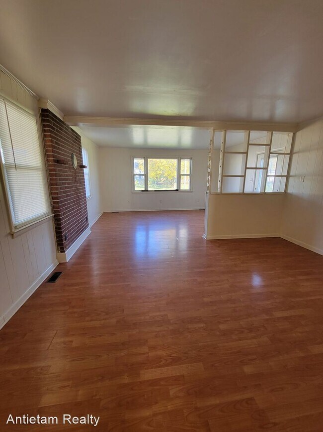Building Photo - 2 br, 1 bath House - 19 Airport Rd.