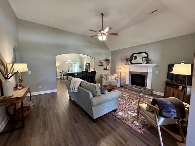 Building Photo - 305 Colonnades Dr