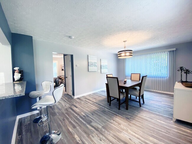 Foto del edificio - 3 Bed and 1 Bath Colonial for Rent in Oakwood Villiage!