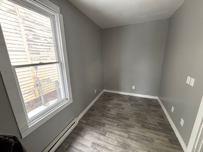 Building Photo - 2 Bedroom House