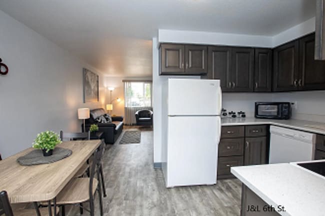 Building Photo - Corvallis Triplex