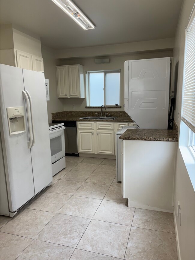 Cocina con vista completa - 1220 Pacific Beach Dr