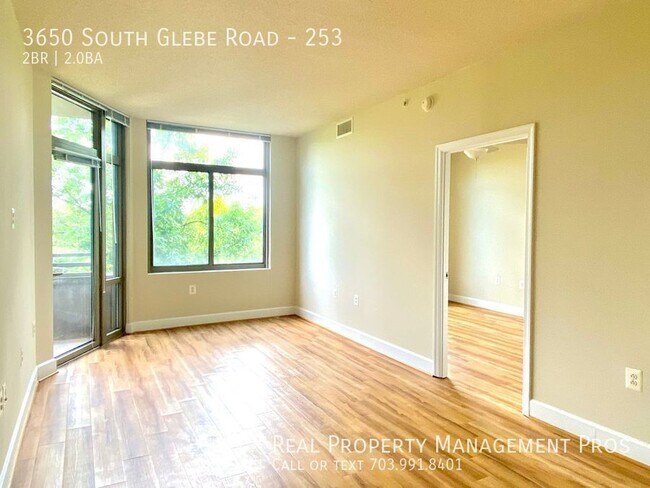 Building Photo - Stunning Garden Level Condo at the Popular...